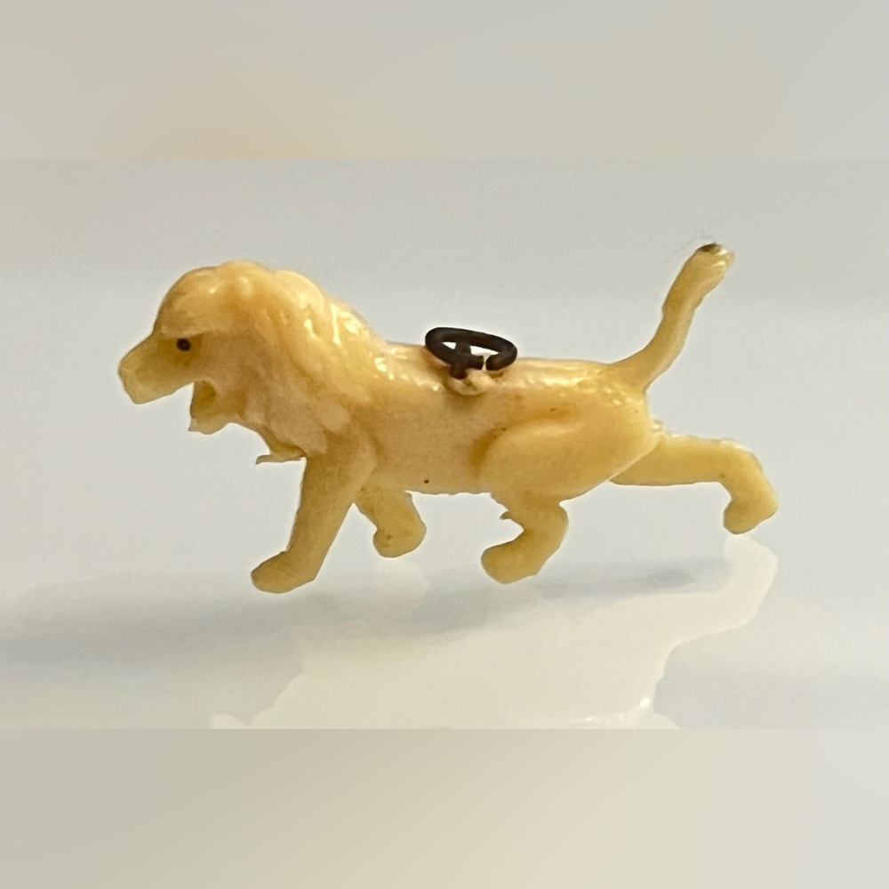 CRACKER JACK BOX Prize Toy - LION Charm Pendant VINTAGE Belly marked Japan